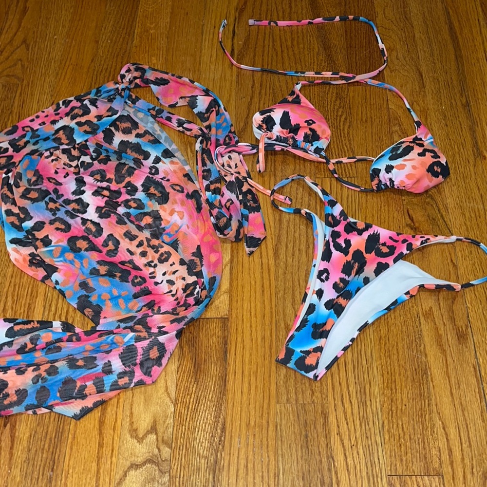 Never worn 3 peice skirt bikini set leopard print